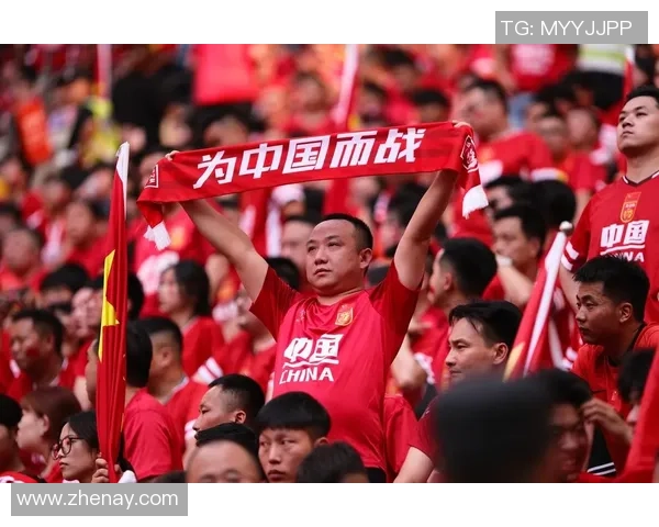 四位足球巨星并肩而立 展现独特风采与无尽荣耀