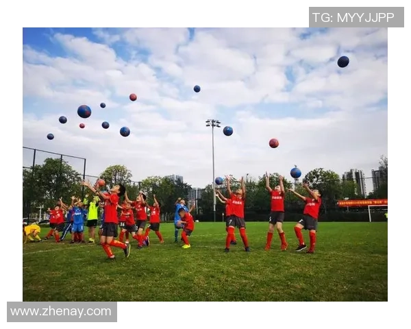 两个小孩踢足球梦想成真成为球星的故事展现青春与奋斗的无限可能